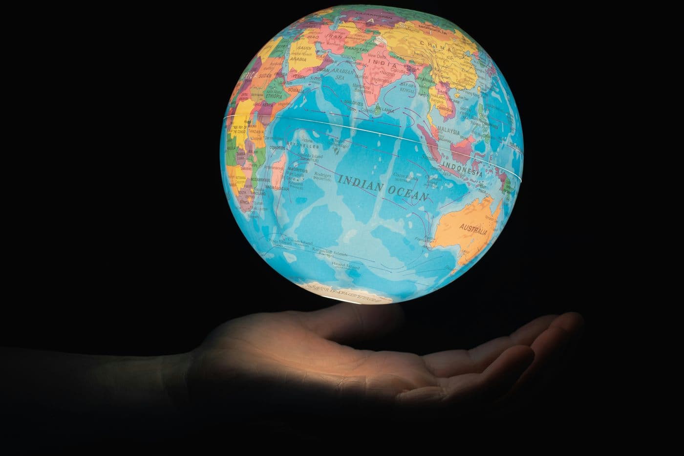 Un globe terrestre lumineux flottant au-dessus d'une main ouverte