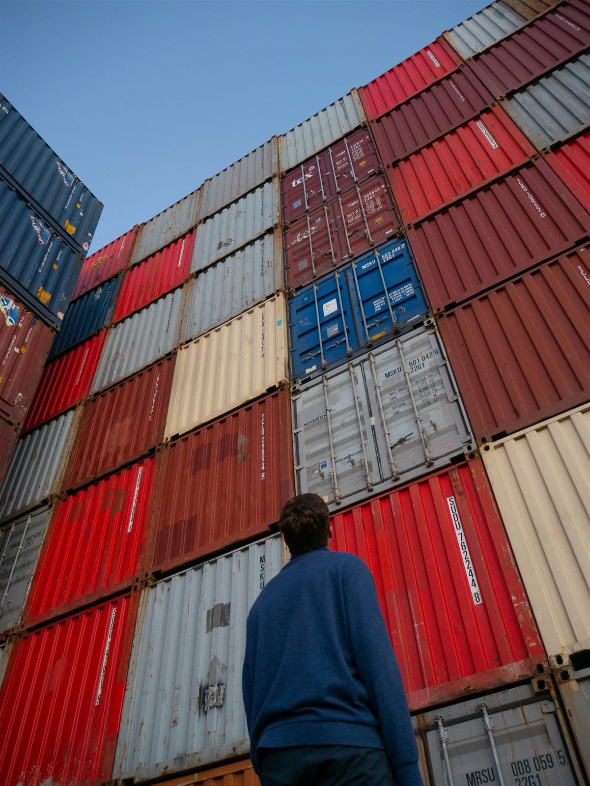 Conteneurs d'expédition empilés dans un port, symbolisant un paiement à un fournisseur international